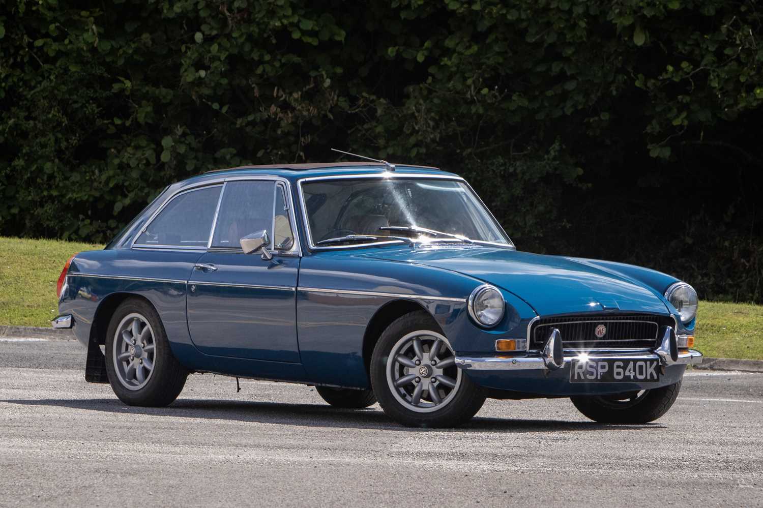Lot 76 - 1971 MG B GT