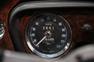 Lot 76 - 1971 MG B GT
