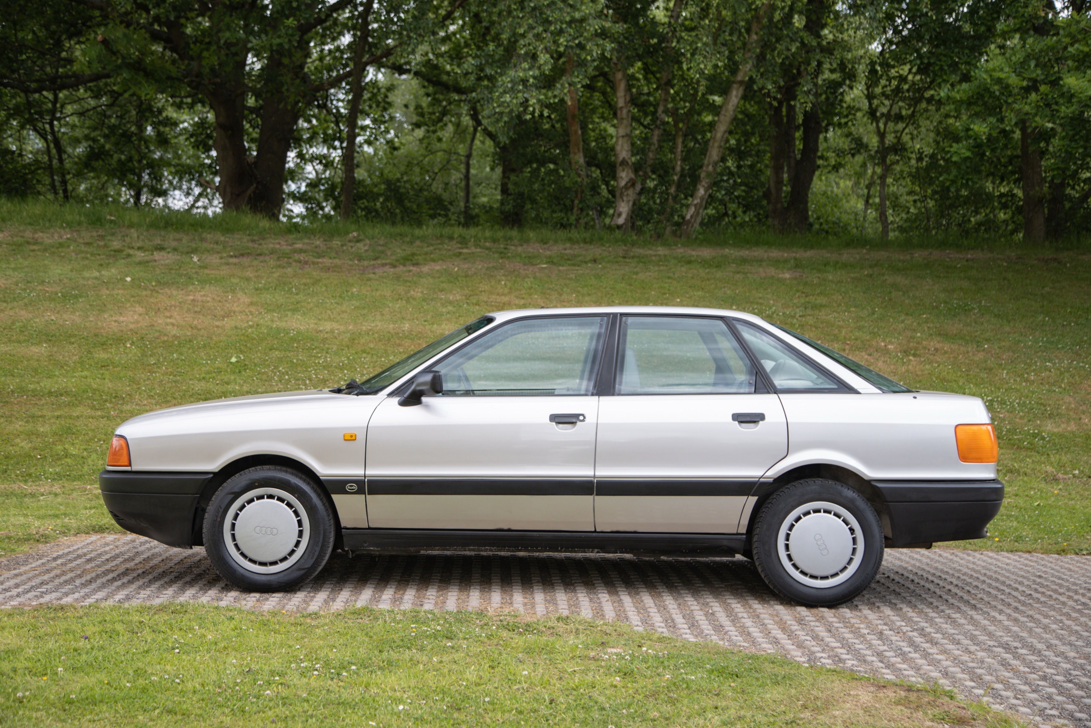 Audi 80 B3 1989 Miniature 1/18 - Triple 9, Gris Stone (neuve)