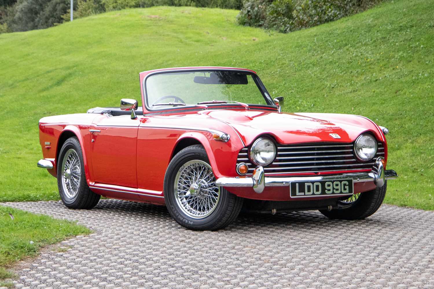 MX41902-041 Triumph TR5 p.i. cabriolet rouge - 1968 au 1/43 de Matrix