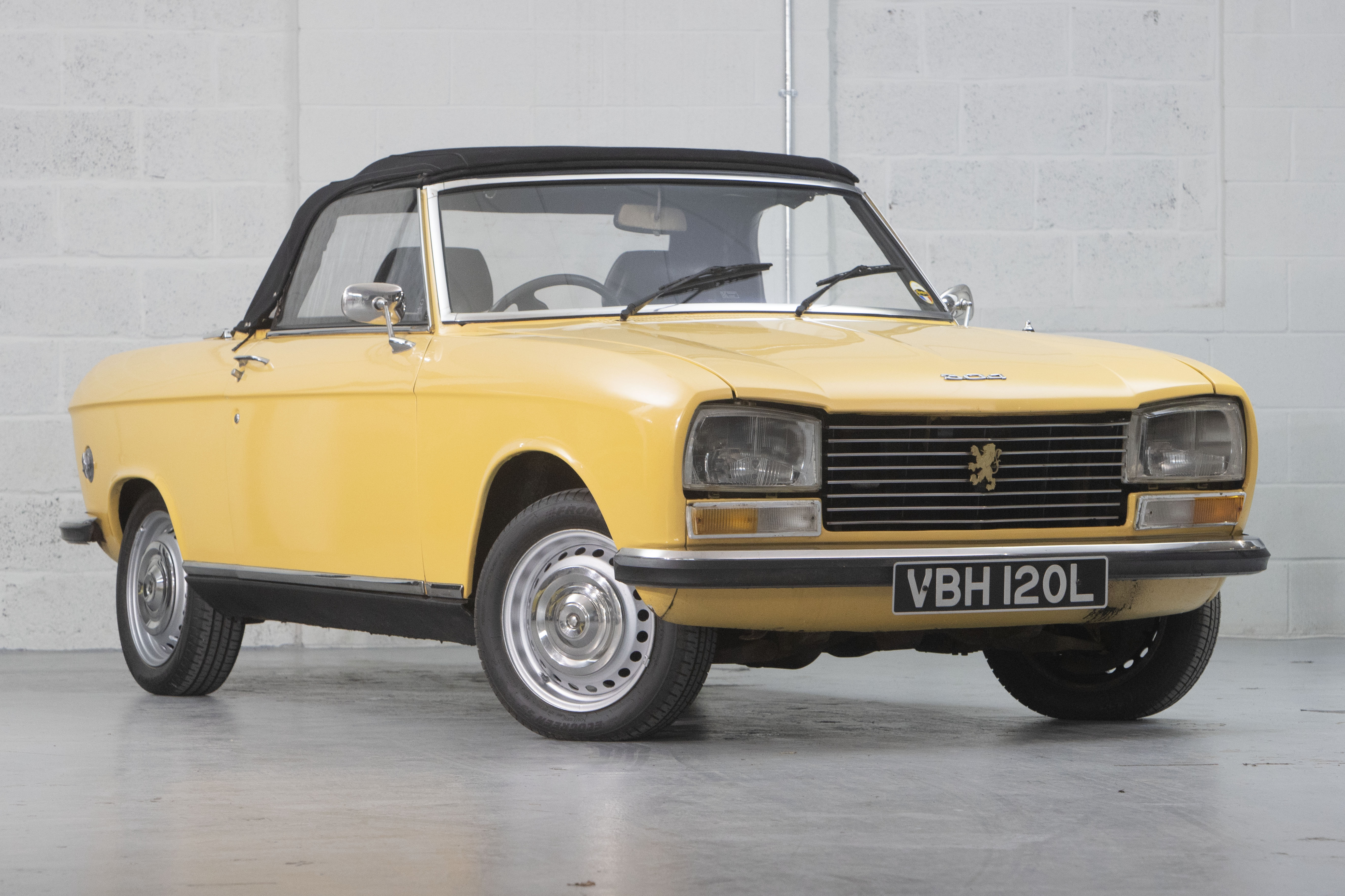 PEUGEOT J50 1973年製 Lot 219 - 1973 Peugeot 304 Cabriolet