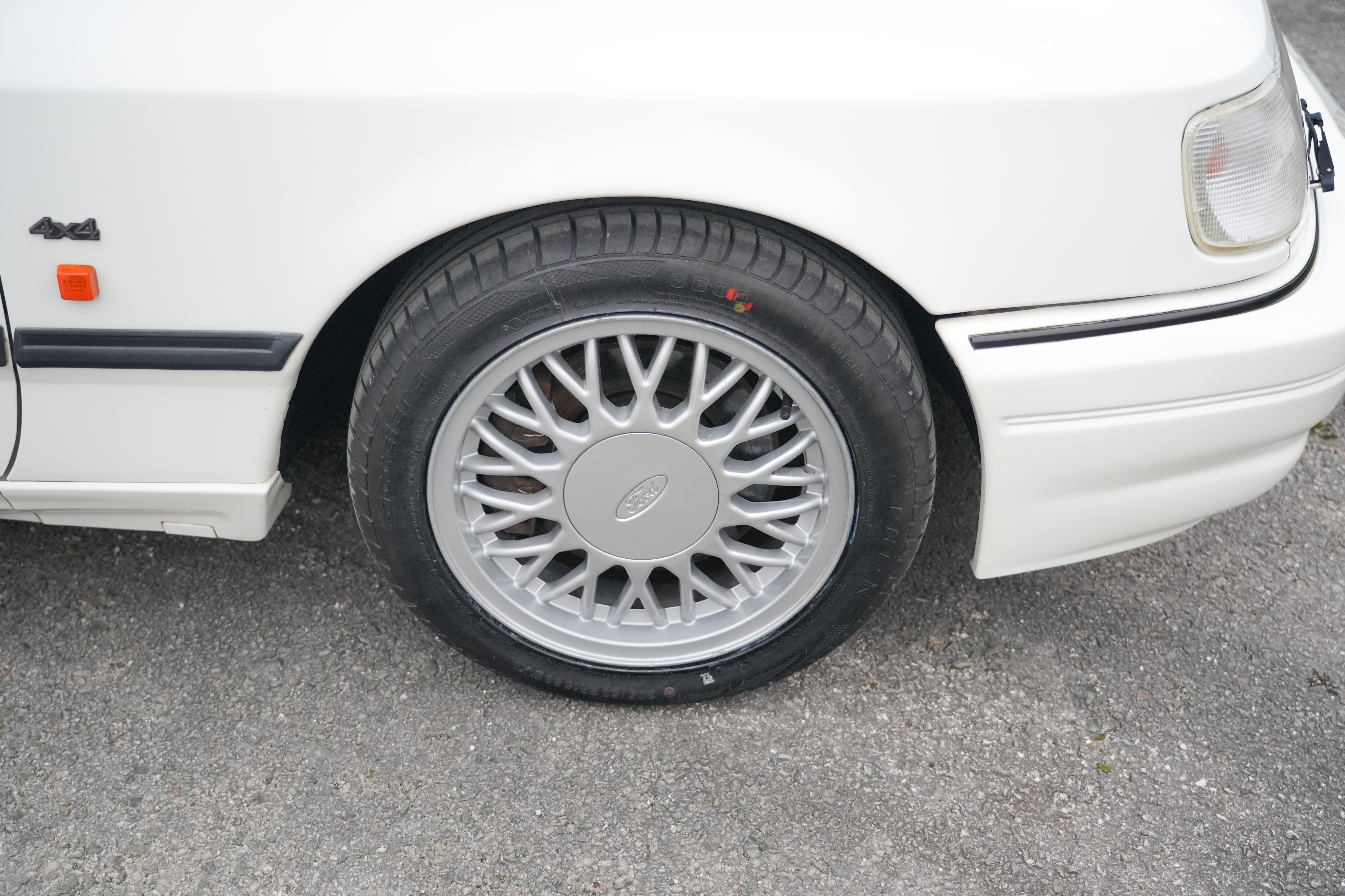 Ford Sierra Cosworth 4x4 Blanche 1992 échelle 1/18 Par MCG - Neuve