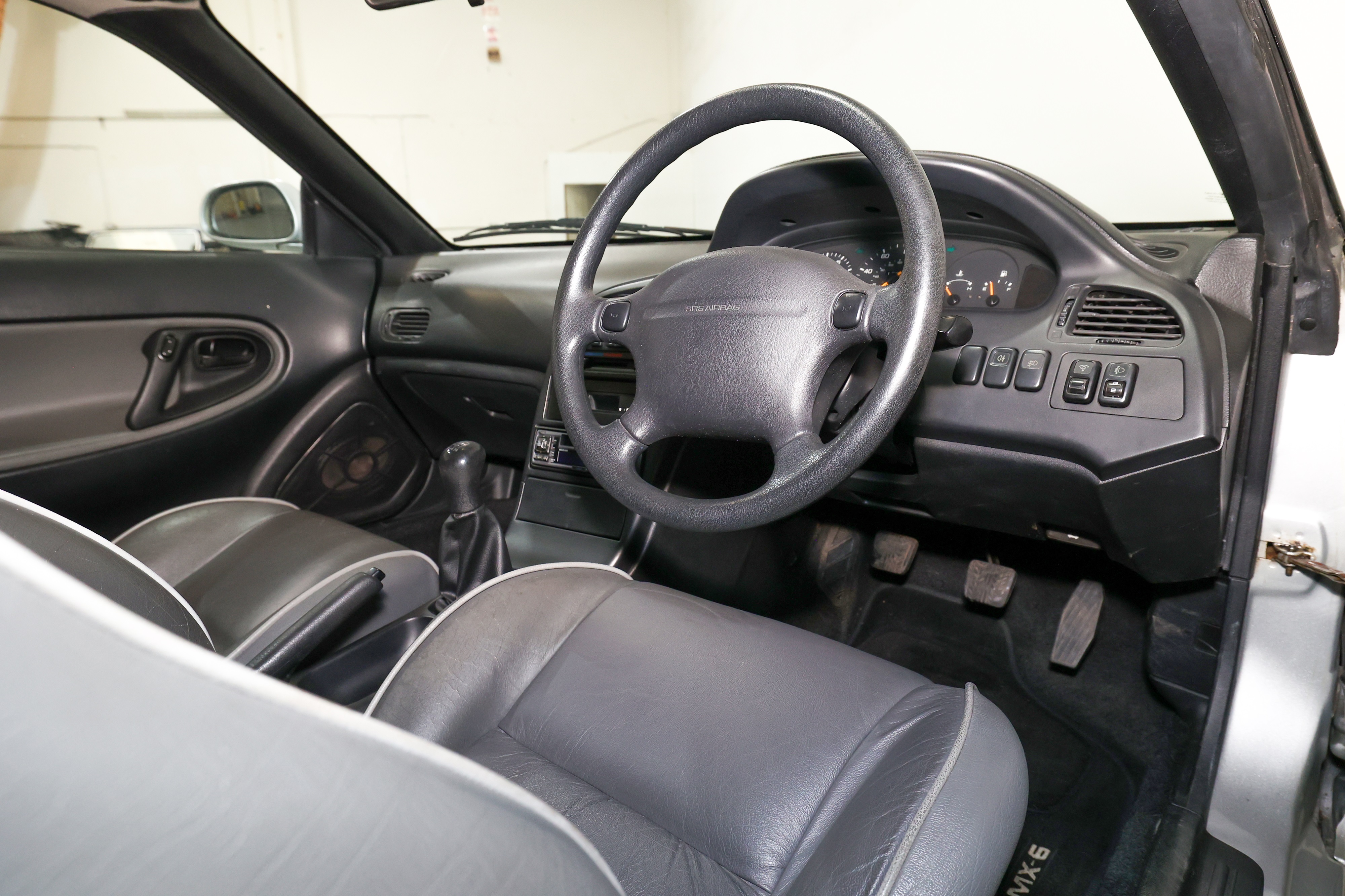 Lot 132 - 1997 Mazda MX-6 V6